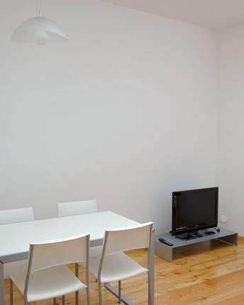Esstisch und LCD 32inch TV